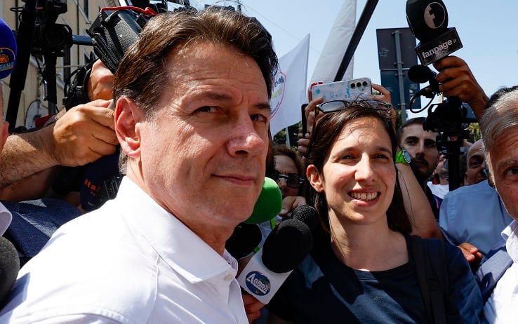 Il presidente del M5S Giuseppe Conte con la segretaria del Partito Democratico Elly Schlein durante la manifestazione organizzata dal Movimento 5 Stelle contro il lavoro precario Basta Vite Precarie, Roma 17 giugno 2023.ANSA/FABIO FRUSTACI