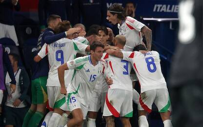 epa11590313 Players of Italy celebrate after scoring the 1-2 goal during the UEFA Nations League group B soccer match between France and Italy in Paris, France, 06 September 2024.  EPA/MOHAMMED BADRA