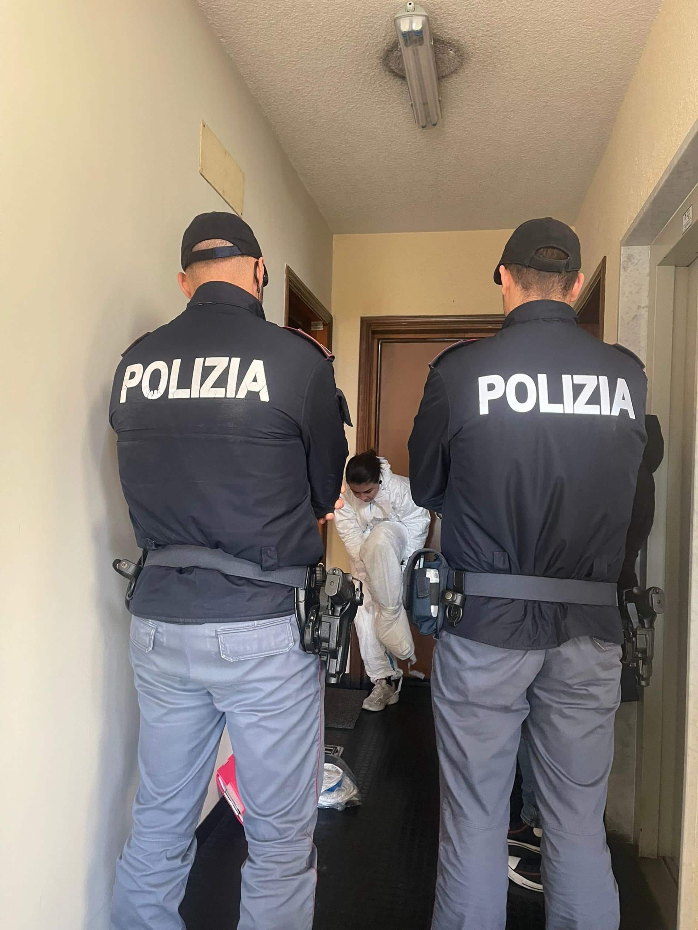 Un'anziana è stata uccisa a martellate in casa a Ostia, 06 dicembre 2025. Fermato dalla polizia il nipote 30enne, bloccato a una fermata della metro. L'allarme è scattato intorno alle 8.30 in via Molteni quando i vicini, sentendo le urla, hanno contattato il 112.  ANSA/POLIZIA ++ANSA - FOTO DA UTILIZZARE SOLTANTO OGGI PER ILLUSTRARE LA NOTIZIA DEL TITOLO. LA FOTO NON PUO' ESSERE VENDUTA, NE' ARCHIVIATA, NE' UTILIZZATA PER ALTRE NOTIZIE+++ (NPK)