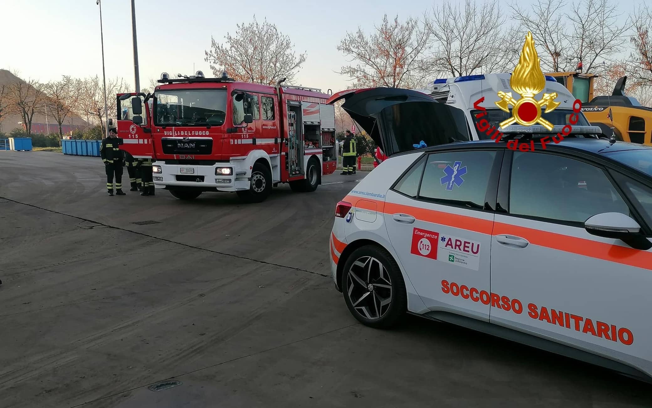 Un operaio di 52 anni è morto in un incidente sul lavoro all'interno della ditta Riam di Bollate, nel Milanese che si occupa della frantumazione di auto usate. L'infortunio è accaduto poco prima delle 8 nei pressi di un compattatore che schiaccia auto il cui metallo è destinato a essere riciclato. L'operaio coinvolto è morto poco dopo. Sul posto, oltre ai soccorritori del 118, sono intervenuti i vigili del fuoco, che hanno diffuso la notizia, e personale della Polizia locale .ANSA/Vigili del Fuoco EDITORIAL USE ONLY NO SALES