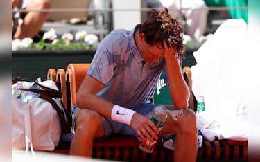 epa13000152 Jannik Sinner of Italy reacts to the heat during a break during his Men's 2nd round match against Juan Manuel Cerundolo of Argentina at the French Open Grand Slam tennis tournament at Roland Garros in Paris, France, 28 May 2026.  EPA/MOHAMMED BADRA