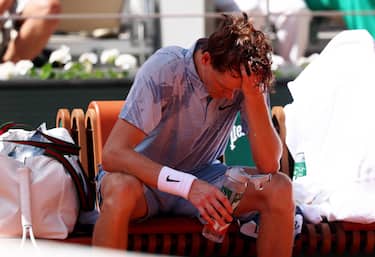 epa13000152 Jannik Sinner of Italy reacts to the heat during a break during his Men's 2nd round match against Juan Manuel Cerundolo of Argentina at the French Open Grand Slam tennis tournament at Roland Garros in Paris, France, 28 May 2026.  EPA/MOHAMMED BADRA