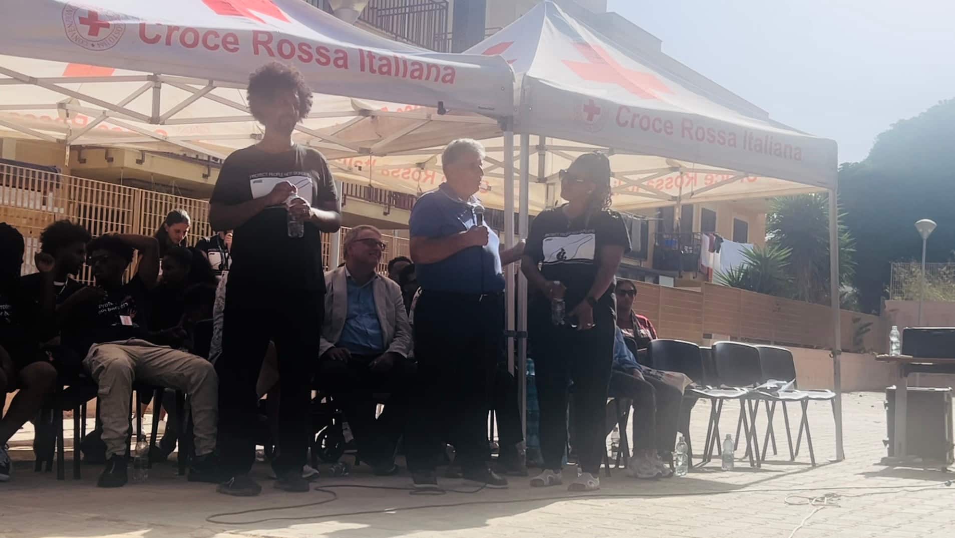 Pietro Bartolo con una delle sopravvissute alla strage del 3 ottobre 2013