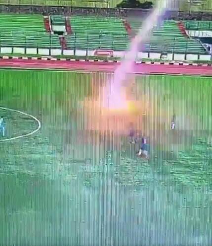 Il tragico momento dell'impatto del fulmine sul giocatore