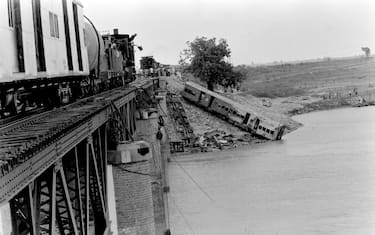 Il convoglio caduto nel fiume Bagmati