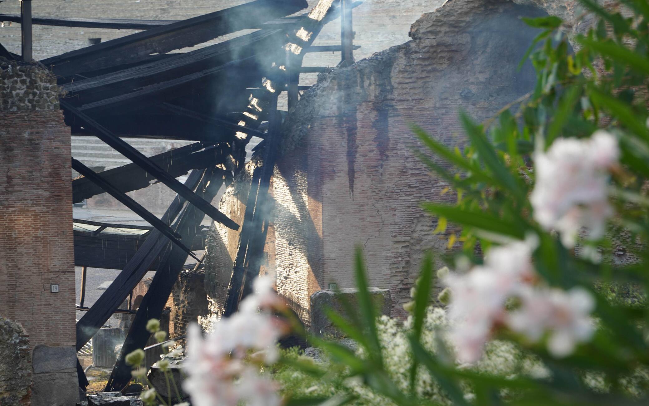 Incendio Spalti anfiteatro di Pozzuoli. Napoli 16 Luglio 2021  ANSA/CESARE ABBATE/