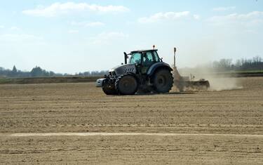 trattore su campo siccitoso