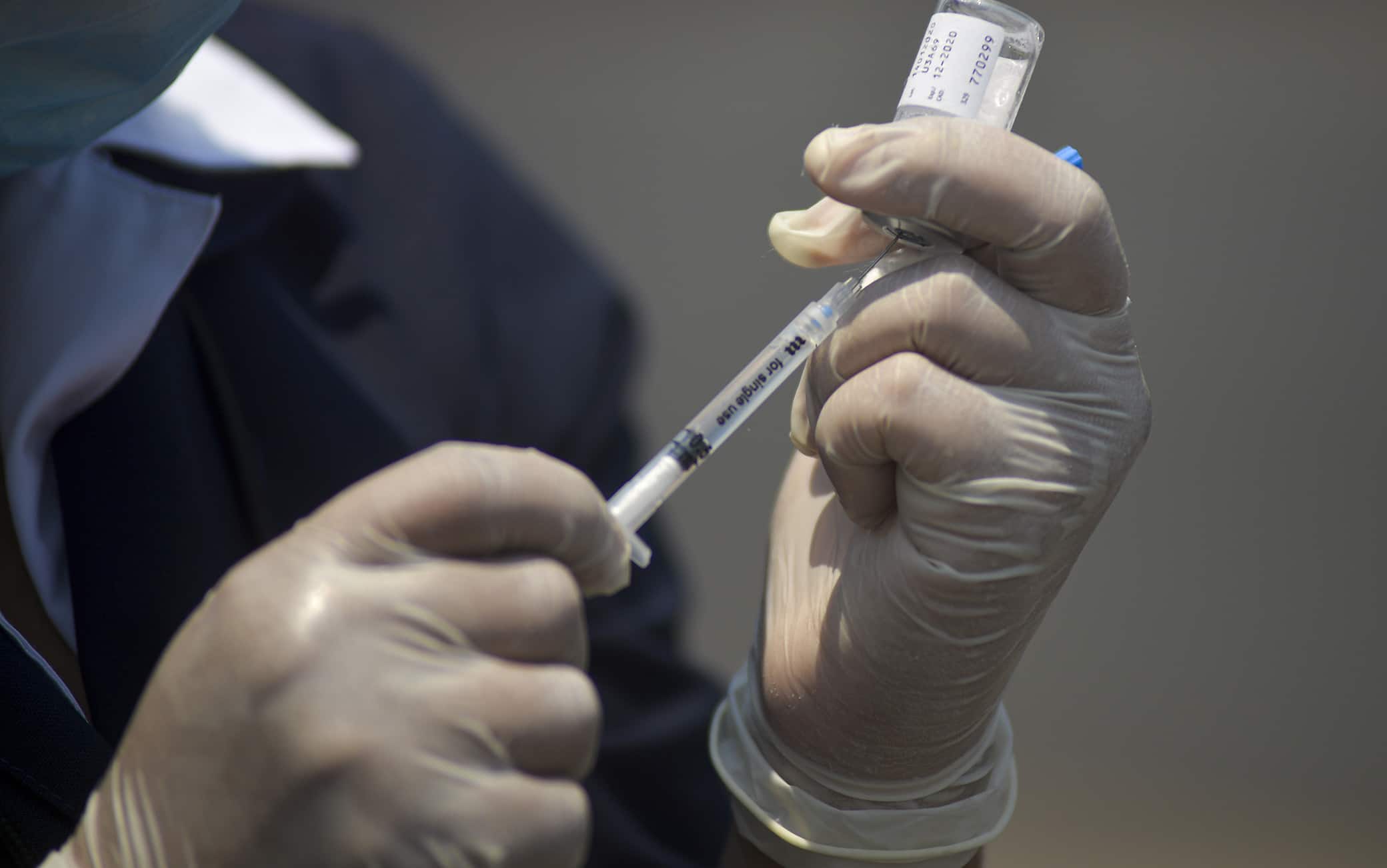 SAN SALVADOR, EL SALVADOR - APRIL 08: A nurse extracts an influenza vaccine from its container on April 8, 2020 in San Salvador, El Salvador.  President Nayib Bukele declared a 30-day mandatory quarantine and curfew to control the spread of the Coronavirus. 93 positive cases have been confirmed and 5 deaths related to the virus and over 1,200 people have been arrested for violating the mandatory quarantine and curfew.  (Photo by Camilo Freedman/APHOTOGRAFIA/Getty Images)