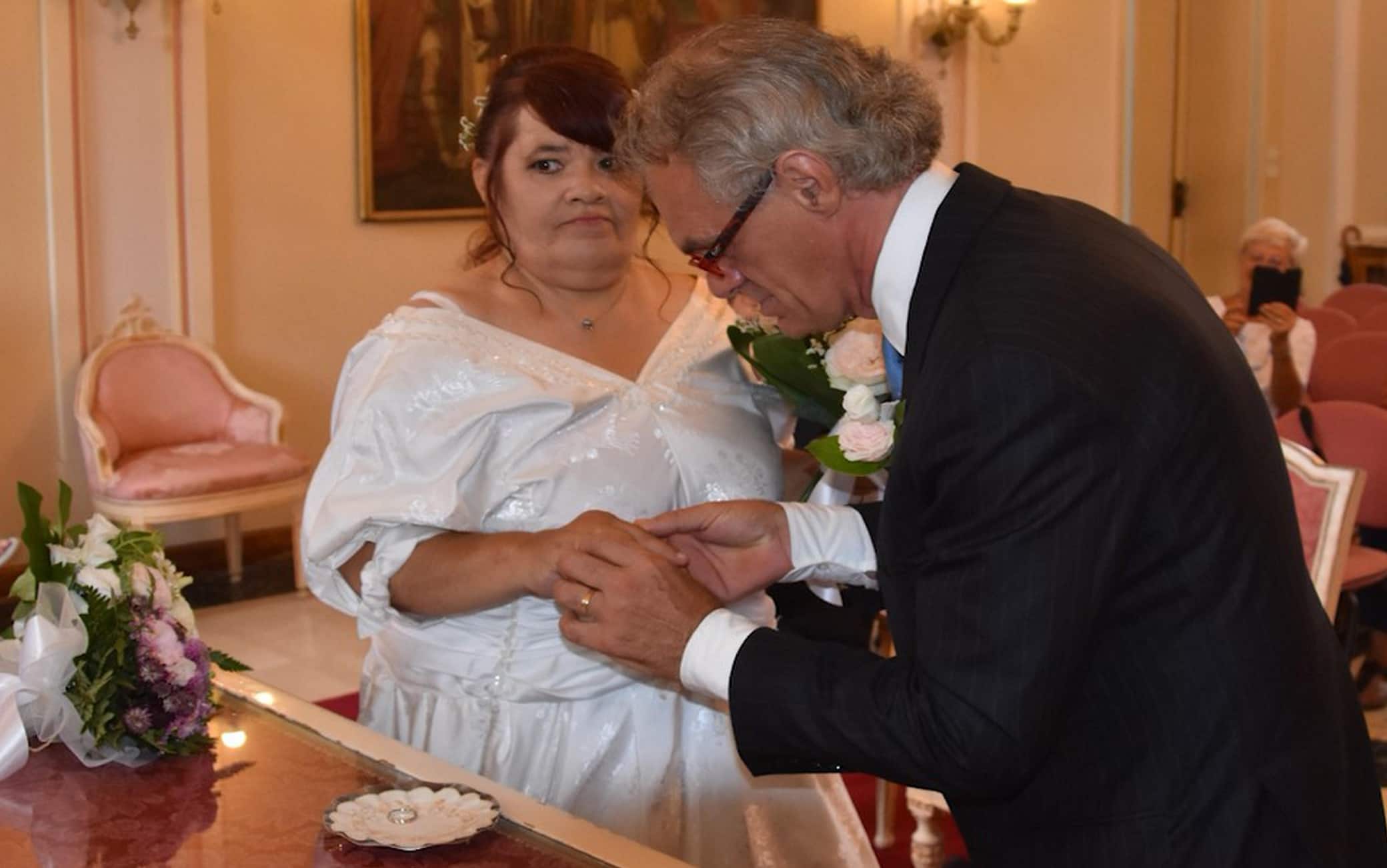 (Fotogramma da video) Un momento del matrimonio di Attilio e Dolores, due senza tetto di Varese, il cui sindaco, Davide Galimberti, ha celebrato le nozze con l'aiuto dell'associazione Camminiamo Insieme e della Caritas di Gallarate, 1 settembre 2022.
ANSA