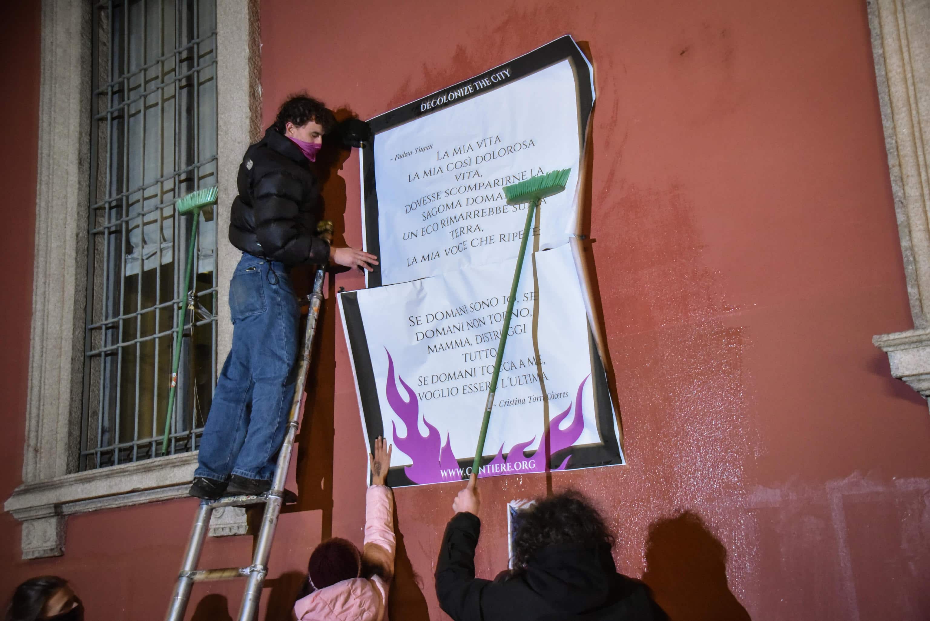 Presidio con affissione della targa per Giulia Cecchettin e tutte le donne uccise organizzato da Non Una di Meno davanti all Università Statale, Milano 20 Novembre 2024ANSA/MATTEO CORNER