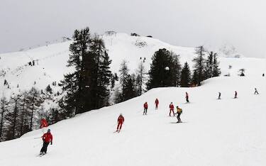 Sciatori sulle piste di Cortina d'Ampezzo, in una immagine di archivio. In vista delle vacanze natalizie e grazie all'abbassamento delle temperature ed il contestuale utilizzo della neve artificiale Cortina d'Ampezzo si appresta ad aprire una serie di impianti di risalita e piste da sci. Da sabato 17 dicembre apriranno le quattro seggiovie Socrepes, Tofana Express, Pie' Tofana e Pomedes, a creare un vasto comprensorio, alle falde della Tofana, sul lato destro della conca d'Ampezzo.
ANSA/ANDREA SOLERO