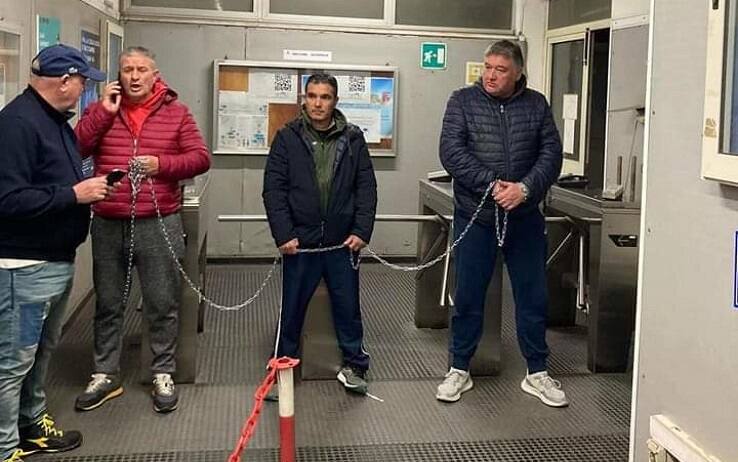 Assemblea permanente alla fonderia di San Gavino con tanto di tende sul tetto, piazzate da quattro operai, mentre altri tre loro colleghi si sono incatenati ai tornelli dell'impianto a Portovesme, San Gavino Monreale, 25 marzo 2023. ANSA/ UFFICIO STAMPA ++HO - NO SALES EDITORIAL USE ONLY++