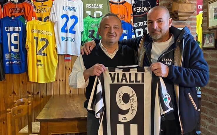 La maglia di Vialli, la numero 9 della Juventus, indossata per tre anni dal campione scomparso, sparita giovedì scorso dal locale di Castelverde, in provincia di Cremona, è stata ritrovata nel Parco del Vecchio Passeggio, 19 novembre 2023.   NPK   Immagine tratta da Instagram / trattoriaFrancaeLuciano   +++ATTENZIONE LA FOTO NON PUO' ESSERE PUBBLICATA O RIPRODOTTA SENZA L'AUTORIZZAZIONE DELLA FONTE DI ORIGINE CUI SI RINVIA+++   +++NO SALES; NO ARCHIVE; EDITORIAL USE ONLY+++