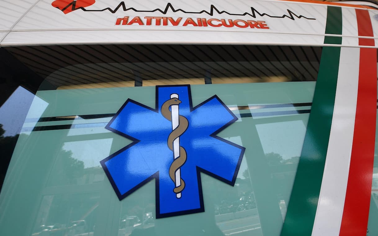 Scontro tra due auto, un morto e tre feriti gravi sull'A21 | Sky TG24