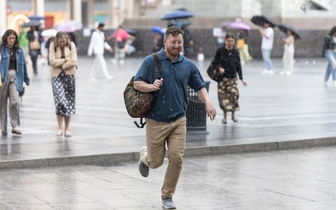 IPA88320904 - Milano, 09/09/2026, Piazza Duomo, Acquazzone intenso temporale si abbatte sulla città persone e turisti si riparano dalla pioggia e maltempo