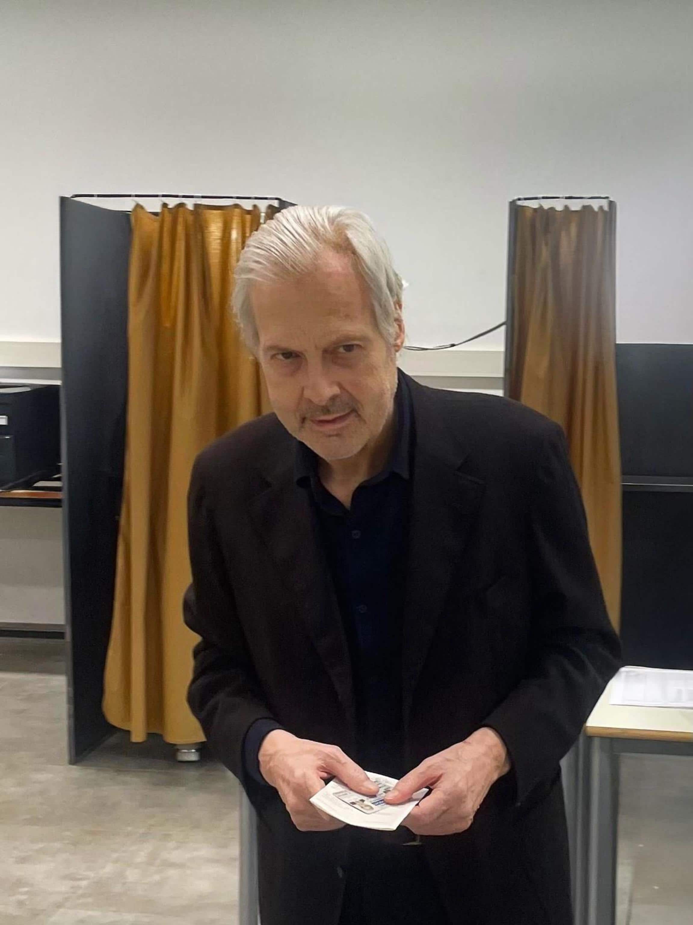 Una foto pubblicata su X mostra Vittorio Sgarbi mentre vota per le elezioni regionali delle Marche, 29 settembre 2025.
X/VITTORIO SGARBI 
+++ATTENZIONE LA FOTO NON PUO' ESSERE PUBBLICATA O RIPRODOTTA SENZA L'AUTORIZZAZIONE DELLA FONTE DI ORIGINE CUI SI RINVIA+++ +++NPK+++