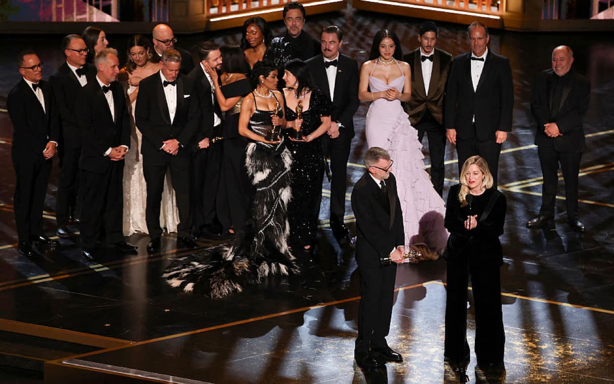 Paul Thomas Anderson celebra la vittoria agli Oscar 2026