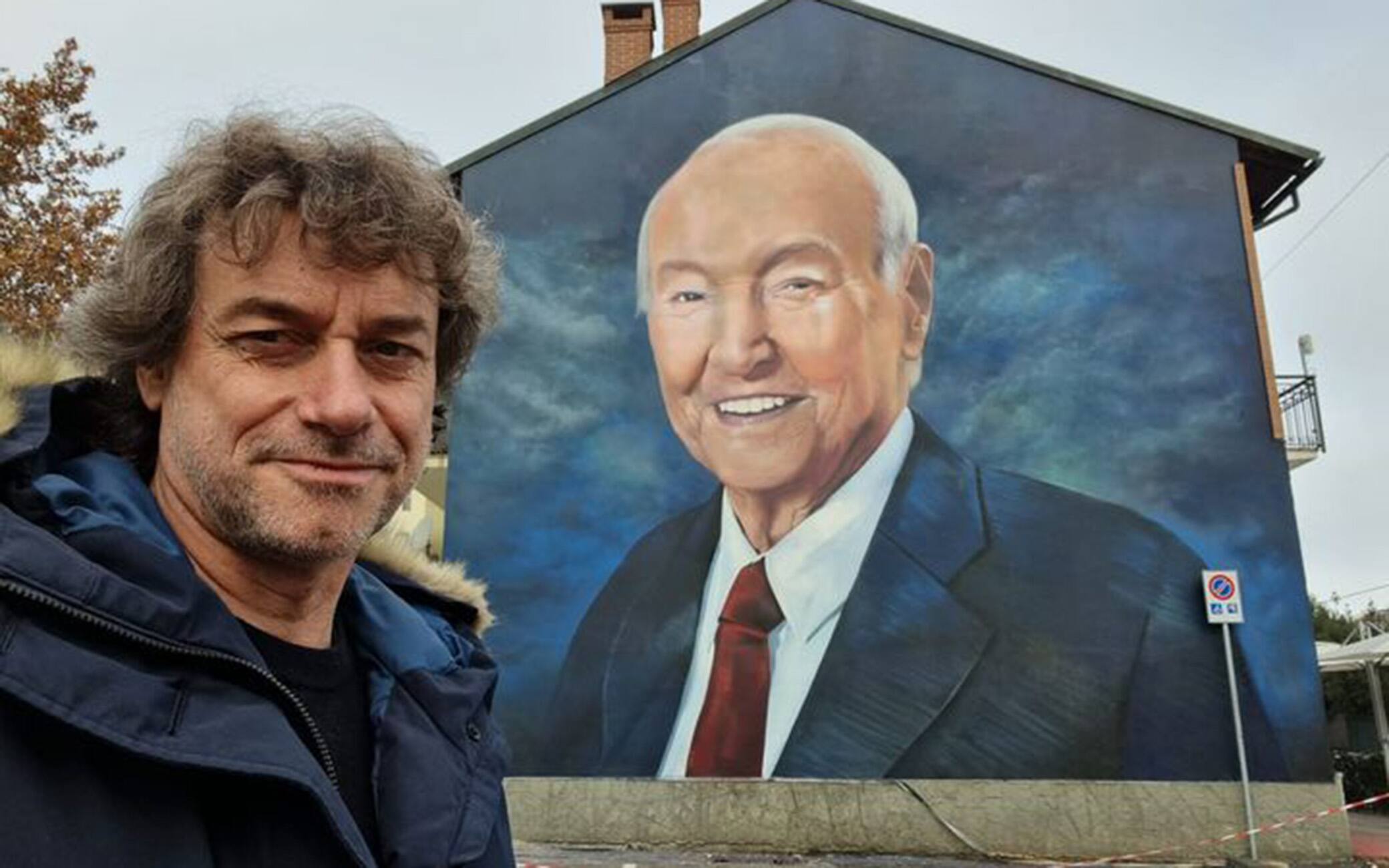 Alberto Angela davanti al murales del papà Piero