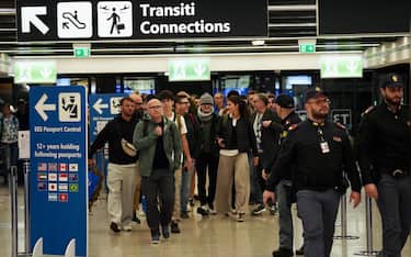 I passeggeri del primo volo charter con a bordo 127 italiani bloccati in Oman o transitati, con assistenza coordinata della Farnesina e delle Ambasciate ad Abu Dhabi e Mascate, dagli Emirati Arabi all'Oman, arrivati all'aeroporto di Fiumicino. 2 marzo 2026, ANSA/Telenews