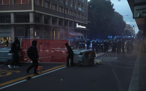 Momenti di tensione alla manifestazione del Movimento 17 ottobre contro il carovita, Bologna, 24 ottobre 2026. ANSA/MAX CAVALLARI +++ATTENZIONE: NELLA FOTO POTREBBERO ESSERE RITRATTI DEI MINORENNI. L'ANSA METTE A DISPOSIZIONE DEI PROPRI ABBONATI QUESTA IMMAGINE, LASCIANDO LORO LA DECISIONE SULL'OPPORTUNITA' DI PUBBLICARLA+++--- Moments of tension at the demonstration M17, Bologna, Italy, 24 October 2026. ANSA/MAX CAVALLARI