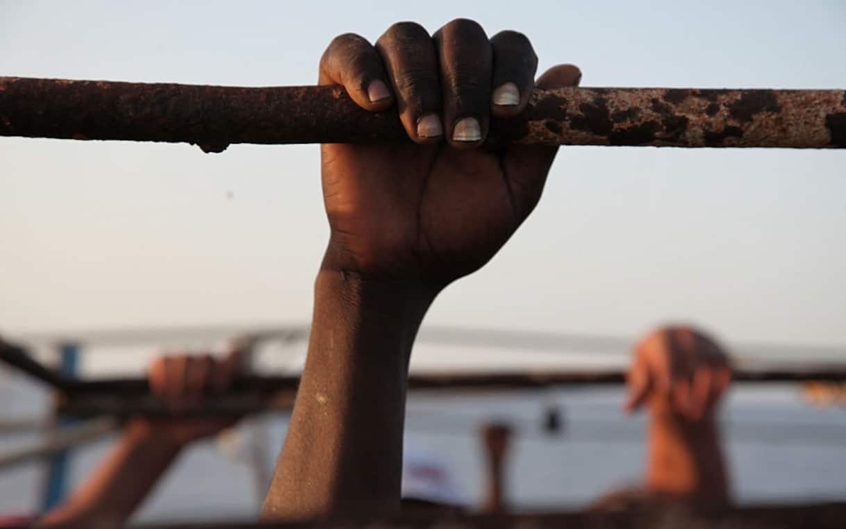 Migranti, barcone si ribalta in area Sar Libica: ci sono 80 dispersi