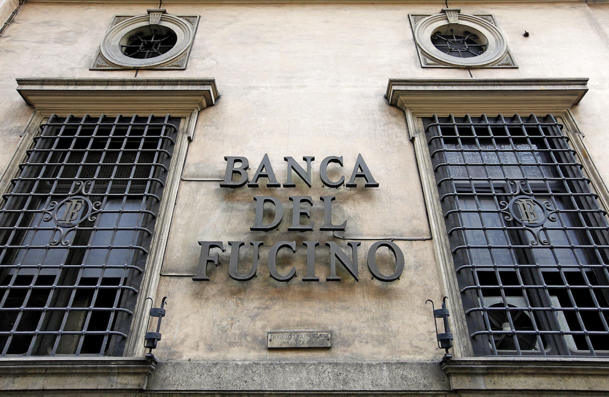 Aggiotaggio, perquisiti presidente e ad della Banca del Fucino | Sky TG24