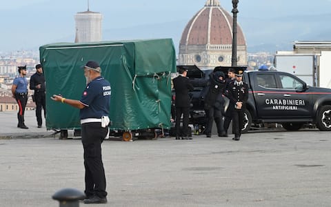 Gruppo artificieri dell Arma dei Carabinieri impegnati durante l allarme bomba al Piazzale Michelangelo di Firenze dopo che e  stata rinvenuta una bombola del gas sotto una copia della statua del David Firenze 05 Ottobre   2026 ANSA/CLAUDIO GIOVANNINI