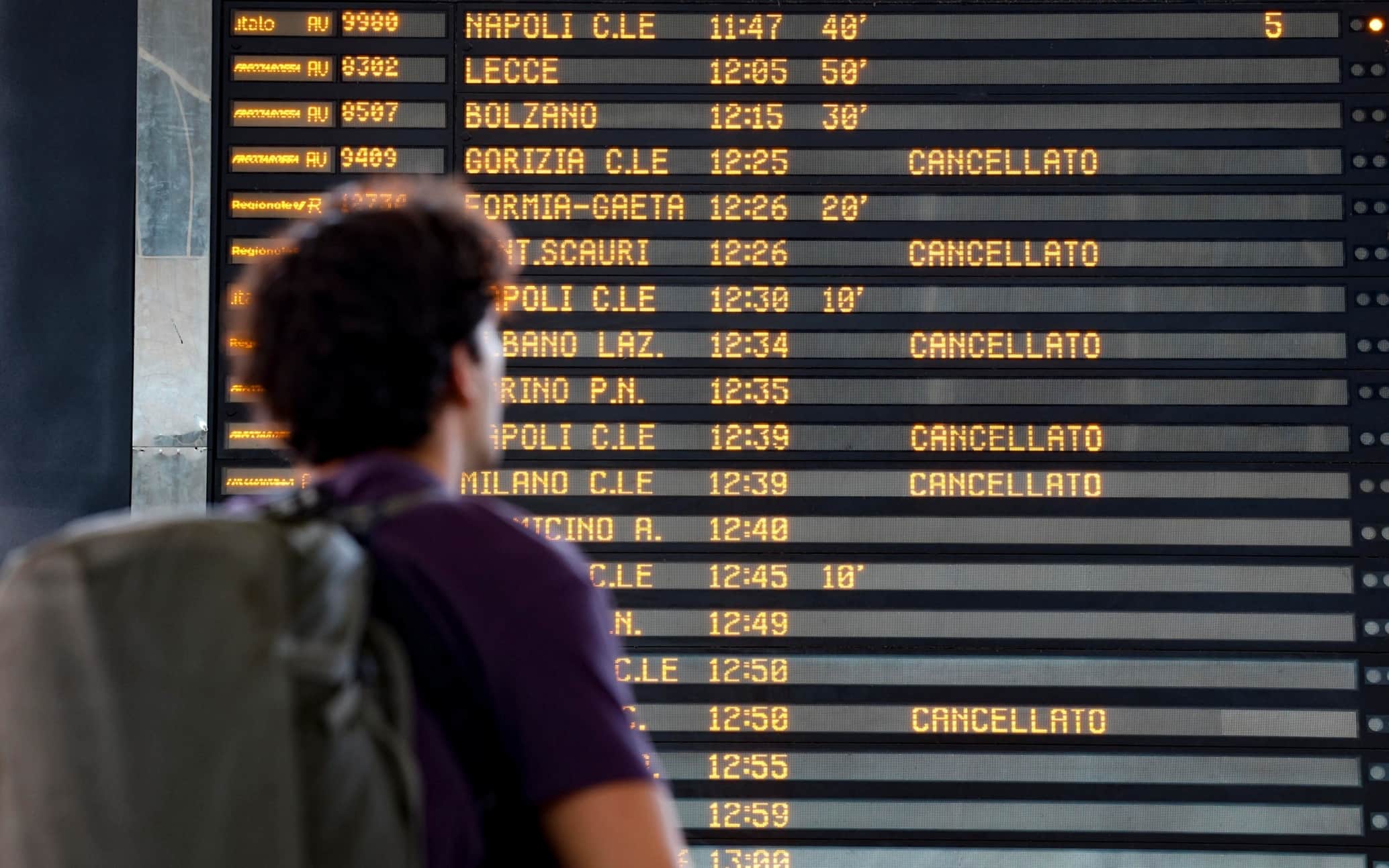 Passeggeri nella Stazione Termini durante lo sciopero del trasporto ferroviario proclamato dai sindacati autonomi Usb, Sgb, Roma, 5 settembre 2025. ANSA/FABIO FRUSTACI