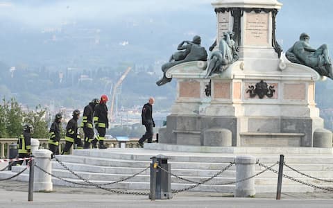 Gruppo artificieri dell Arma dei Carabinieri i e Vigili del Fuoco mpegnati durante l allarme bomba al Piazzale Michelangelo di Firenze dopo che e  stata rinvenuta una bombola del gas sotto una copia della statua del David Firenze 05 Ottobre   2026 ANSA/CLAUDIO GIOVANNINI