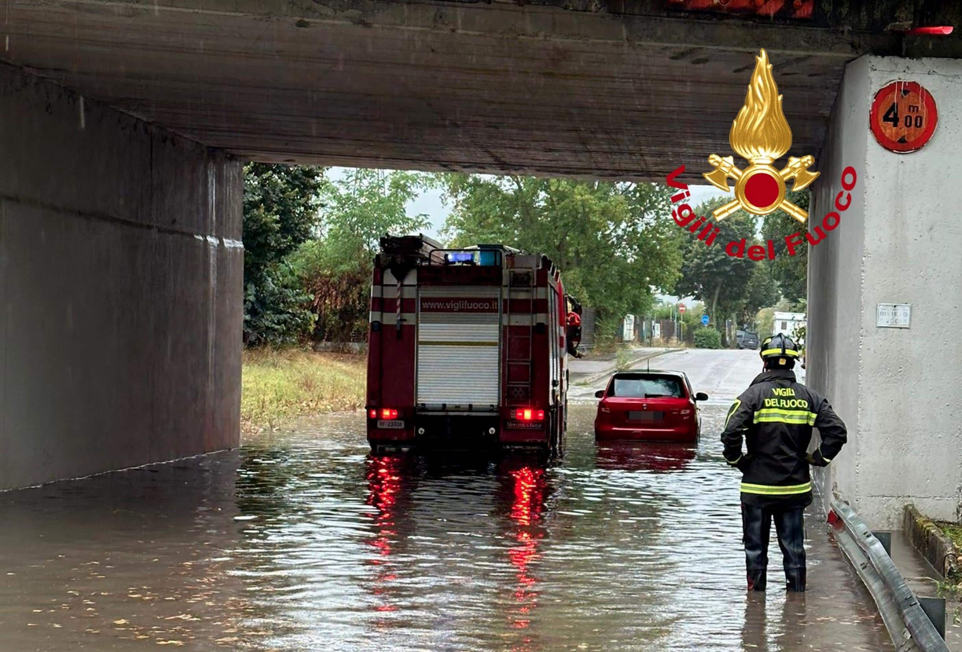 Vigili del fuoco intervengono per allagamenti a seguito del maltempo in località Andolaccio, Barberino del Mugello, in provincia di Firenze, 8 settembre 2024. 
ANSA/ VIGILI DEL FUOCO ++HO - NO SALES EDITORIAL USE ONLY++