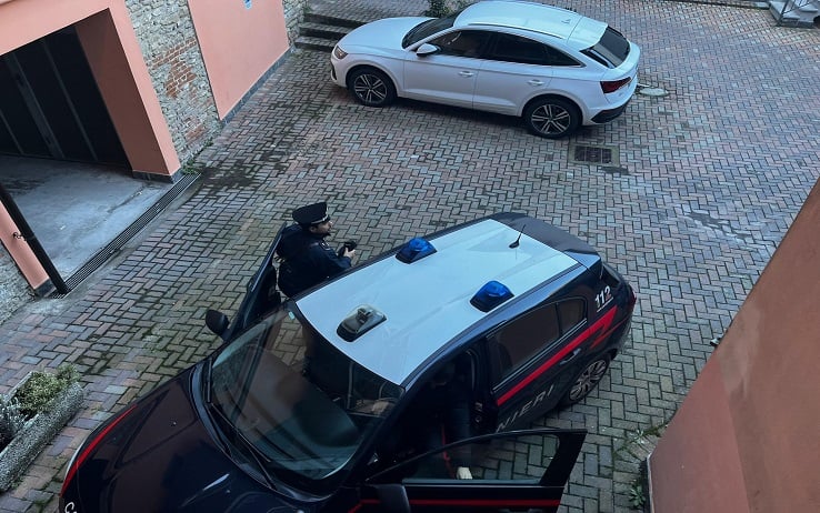 Esterno dell'appartamento a Canelli (Asti), in zona via Giovanni XXIII dove una lite familiare è degenerata nell'omicidio compiuto da un padre 61 anni, Piero Pesce, nei confronti del figlio Valerio, 26 anni, 23 Novembre 2022. ANSA/ELISABETTA TESTA