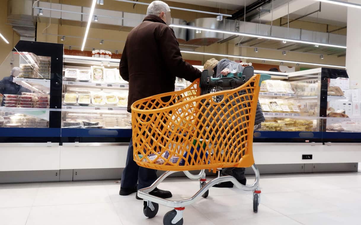 Caro prezzi, un italiano su due costretto a tagliare il carrello della ...