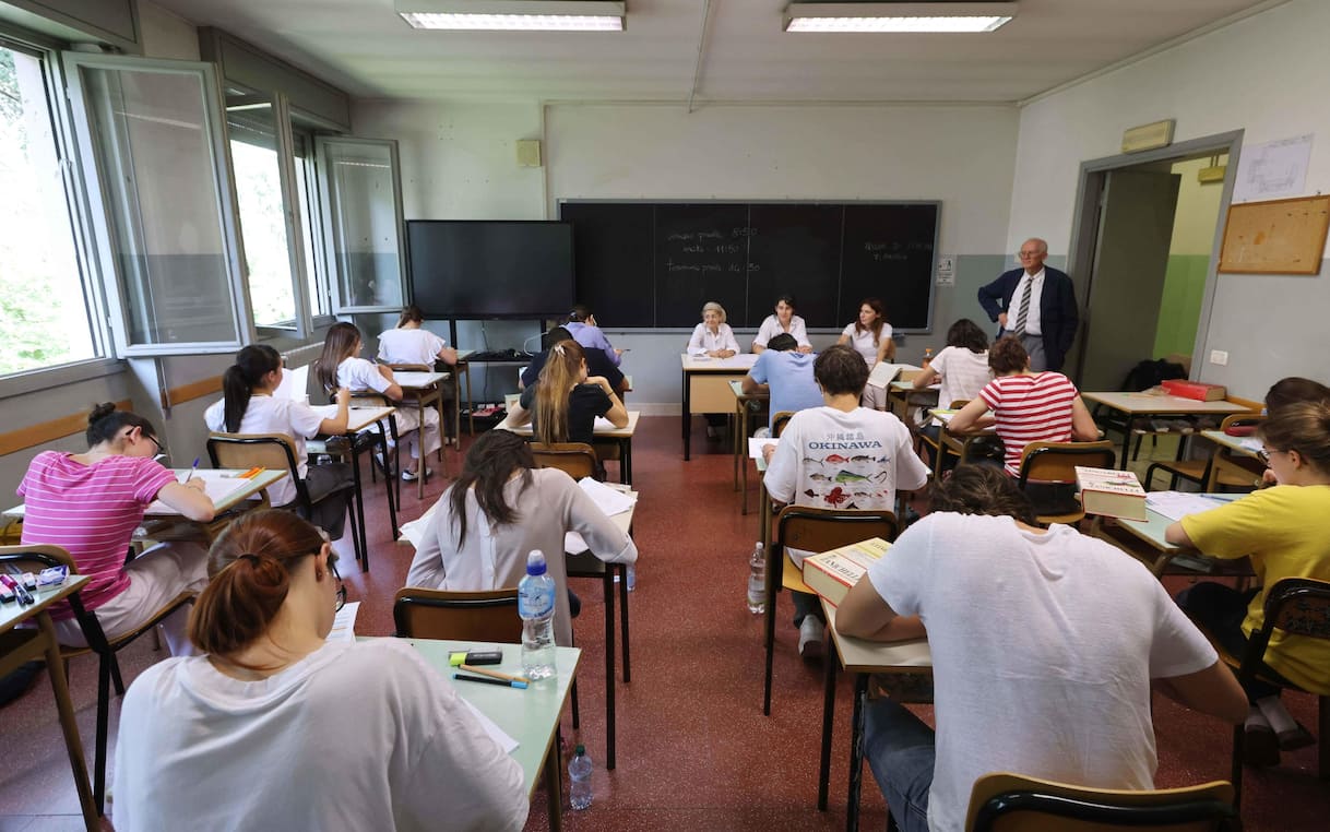 Scuola, nuovi programmi dei licei: scompare la geostoria e arriva l'IA
