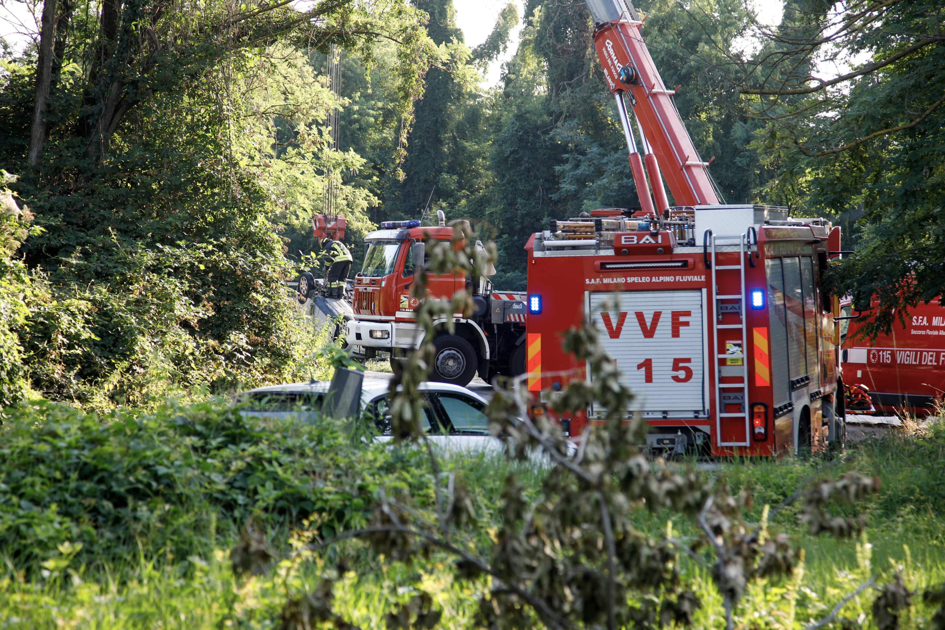 Tre ragazzi di 17 anni, due giovani e una ragazza, hanno perso la vita all'alba di oggi dopo che l'auto su cui viaggiavano con altre sei persone, è precipitata nel canale Villoresi a Senago, nel Milanese. Il conducente della vettura, un cittadino italiano di 19 anni, è indagato per omicidio stradale aggravato. A quanto emerso è risultato positivo all'alcol test. ANSA/ALEXANDER PELLEGRIN