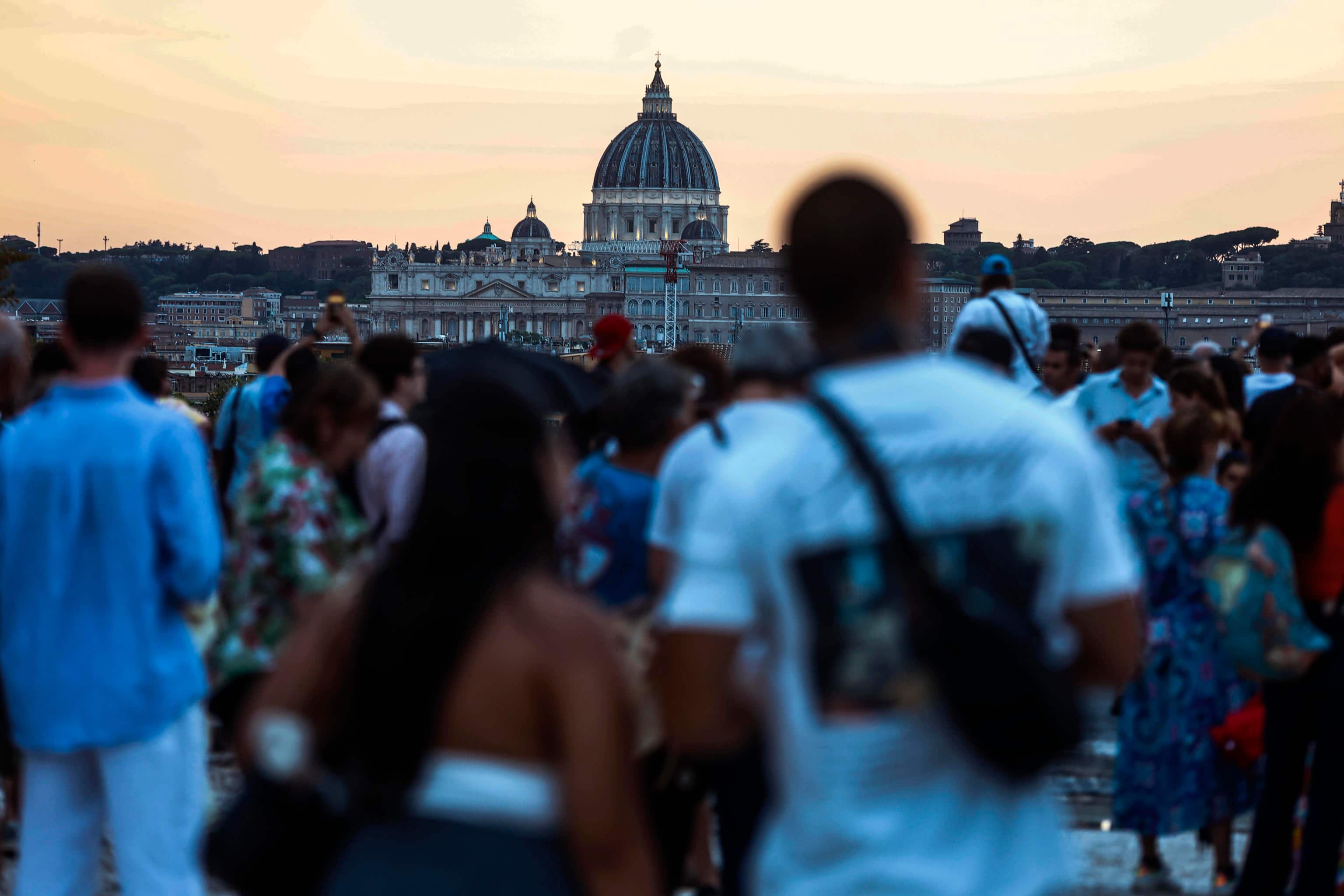 Persone sulla terrazza del Pincio,, per osservare l'eclissi solare. Roma, 12 agosto 2026. ANSA/ANGELO CARCONI
