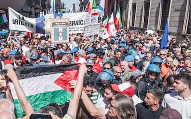 Milano, 25 Aprile, corteo in porta Venezia, Brigata ebraica e delle comunità ucraina e iraniana al corteo cittadino per la Festa della Liberazione