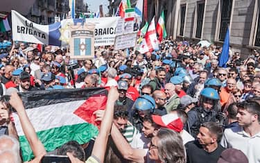 Milano, 25 Aprile, corteo in porta Venezia, Brigata ebraica e delle comunità ucraina e iraniana al corteo cittadino per la Festa della Liberazione