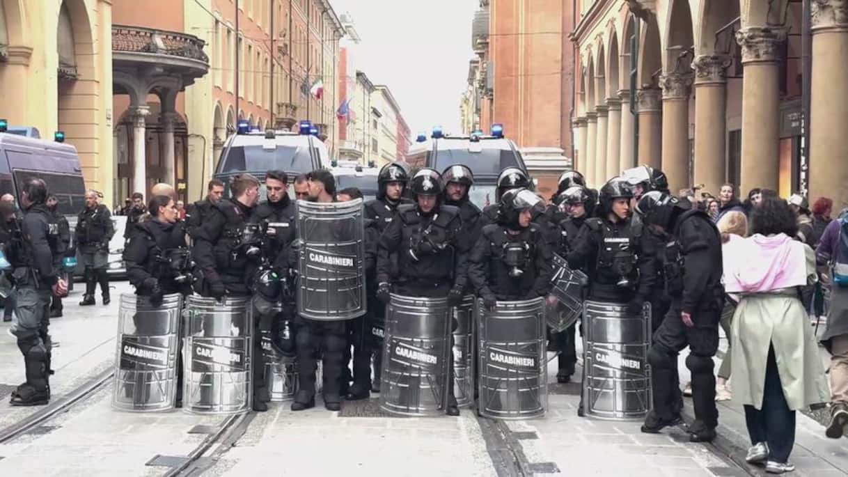 Bologna, scontri al corteo tra polizia e manifestanti | Video Sky TG24