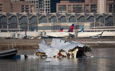 epa11865274 A handout photo made available by the US Coast Guard shows the wreckage of a commercial airplane that collided with an US Army Black Hawk helicopter on Wednesday night in the Potomac River in Washington, DC, USA, 30 January 2025. A PSA Airlines Bombardier CRJ700 regional jet, carrying 64 people, collided in midair on 29 January with a US Army Black Hawk helicopter, carrying three US service members, while on approach to Ronald Reagan National Airport, killing everyone on board both aircrafts.  EPA/PETTY OFFICER 1ST CLASS BRANDON GILES / US COAST GUARD  HANDOUT HANDOUT EDITORIAL USE ONLY/NO SALES