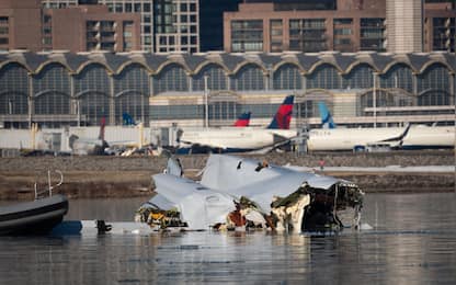 epa11865274 A handout photo made available by the US Coast Guard shows the wreckage of a commercial airplane that collided with an US Army Black Hawk helicopter on Wednesday night in the Potomac River in Washington, DC, USA, 30 January 2025. A PSA Airlines Bombardier CRJ700 regional jet, carrying 64 people, collided in midair on 29 January with a US Army Black Hawk helicopter, carrying three US service members, while on approach to Ronald Reagan National Airport, killing everyone on board both aircrafts.  EPA/PETTY OFFICER 1ST CLASS BRANDON GILES / US COAST GUARD  HANDOUT HANDOUT EDITORIAL USE ONLY/NO SALES