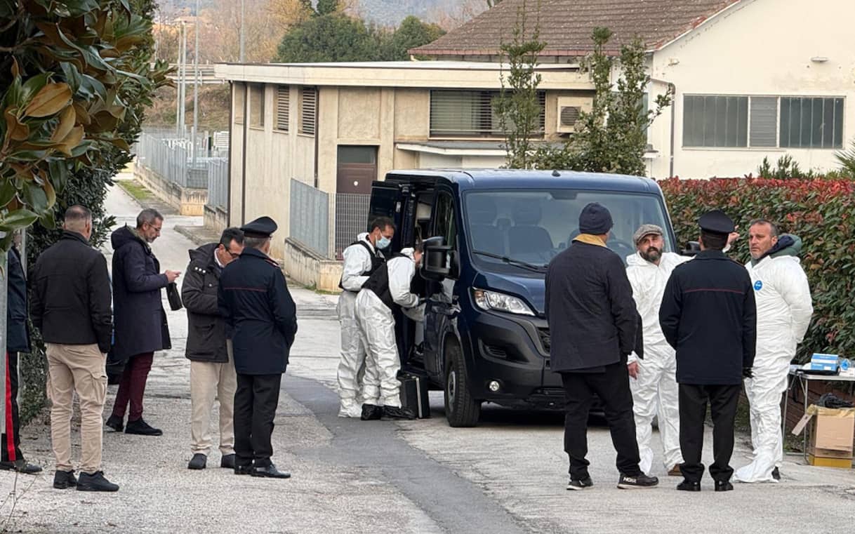 Femminicidio vicino ad Ancona, 49enne picchiata a morte in casa: si cerca il marito