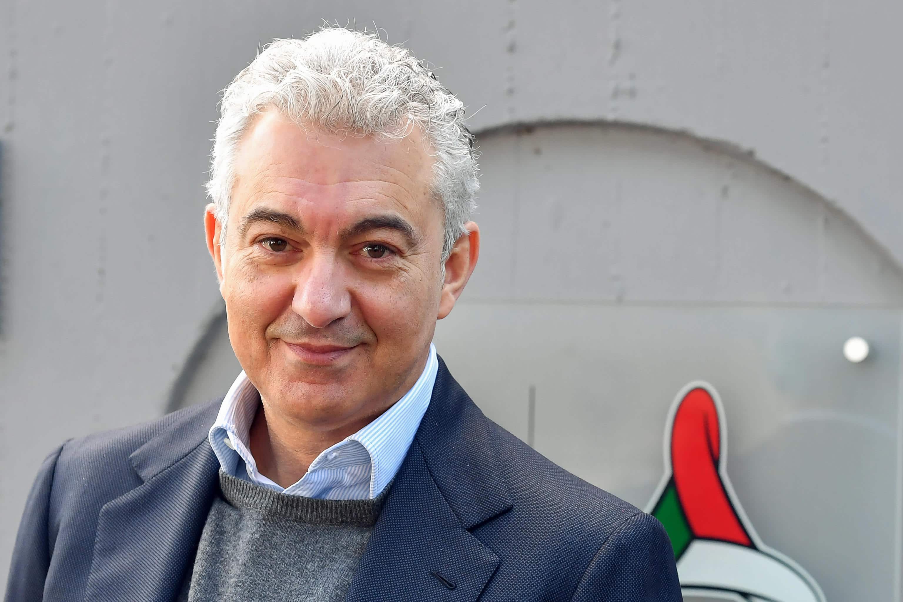Il commissario sull'emergenza Coronavirus, Domenico Arcuri, risponde ad alcune domande dei giornisti, davanti al dipartimento di Portezione Civile, Roma 24 marzo 2020. 
ANSA/ALESSANDRO DI MEO
