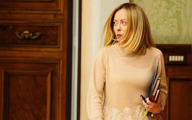 La presidente del Consiglio, Giorgia Meloni, con i vicepresidenti Antonio Tajani e Matteo Salvini (in videocollegamento), i ministri competenti (Giancarlo Giorgetti, Adolfo Urso, Tommaso Foti, Francesco Lollobrigida) e i sottosegretari Alfredo Mantovano e Giovanbattista Fazzolari, incontra le categorie economiche sulla questione dei dazi nella Sala Verde di Palazzo Chigi, Roma, 8 aprile 2025. Gli incontri sono iniziati con i rappresentanti di Confindustria (presente il presidente Emanuele Orsini), Ice (Matteo Zoppas) e Cnmi (Camera Nazionale Moda Italiana, rappresentata dal presidente Carlo Capasa). ANSA/FILIPPO ATTILI/US PALAZZO CHIGI +++ NPK +++ NO SALES, EDITORIAL USE ONLY +++