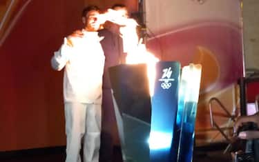 Il velista Ruggero Tita, oro a Parigi 2024, accende il braciere in piazza Duomo a Trento, 29 gennaio 2026. Ansa/Mattia Eccheli