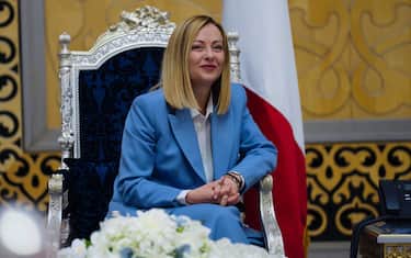 La premier Giorgia Meloni durante uno degli incontri con le cariche istituzionali saudite, a Gedda (Arabia Sudita), 25 gennaio 2025.   NPK   ANSA / Filippo Attili - Palazzo Chigi  +++ ANSA PROVIDES ACCESS TO THIS HANDOUT PHOTO TO BE USED SOLELY TO ILLUSTRATE NEWS REPORTING OR COMMENTARY ON THE FACTS OR EVENTS DEPICTED IN THIS IMAGE; NO ARCHIVING; NO LICENSING +++