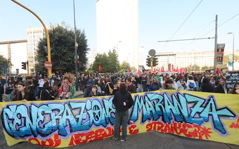 Corteo USB Milano in occasione sciopero generale, Milano, 30 ottobre 2026, ANSA / Paolo Salmoirago +++ATTENZIONE: NELLA FOTO POTREBBERO ESSERE RITRATTI DEI MINORENNI. L'ANSA METTE A DISPOSIZIONE DEI PROPRI ABBONATI QUESTA IMMAGINE, LASCIANDO LORO LA DECISIONE SULL'OPPORTUNITA' DI PUBBLICARLA+++----USB march in Milan during a general strike, Milan, October 30, 2026, ANSA / Paolo Salmoirago