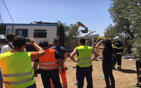 Le operazioni di rimozione dei rottami dei due treni regionali coinvolti nell'incidente ferroviario avvenuto ieri tra le campagne di Andria e Corato, 13 luglio 2016. ANSA/ MILENA DI MAURO
