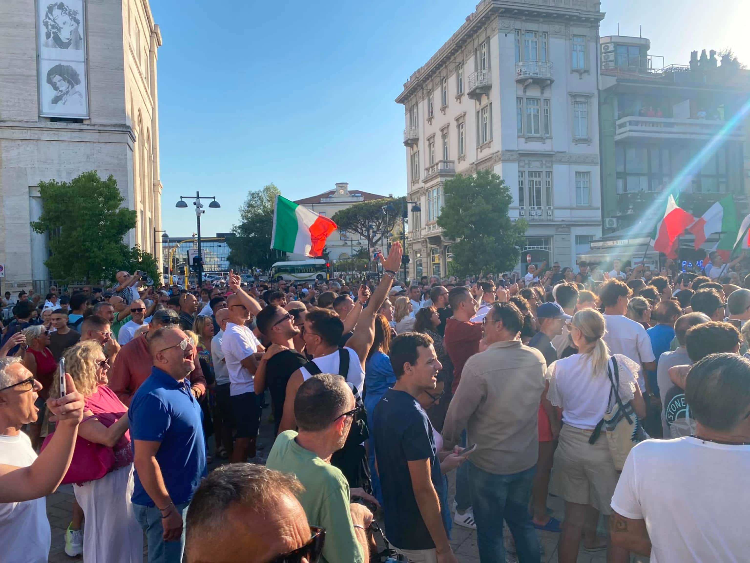 Tensioni al comizio del leader di Futuro Nazionale, Roberto Vannacci, a Pescara e l'intervento della Polizia, 14 luglio 2026 ANSA / Lorenzo Dolce