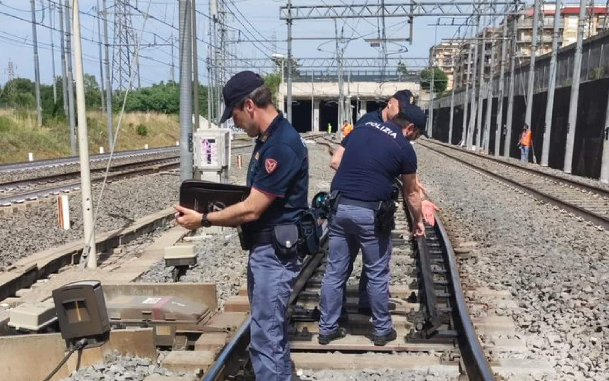 I passeggeri che si trovavano a bordo del treno dell'Alta Velocità bloccato all'altezza di Roma Prenestina sono stati messi in sicurezza, 3 giugno 2022. Lo annuncia un tweet della Polizia, che è intervenuta sul posto con gli agenti della Polfer insieme con i vigili del fuoco. "La linea Alta Velocità - sottolinea il tweet - è interrotta in entrambe i sensi di marcia".TWITTER/ POLIZIA DI STATO+++ATTENZIONE LA FOTO NON PUO' ESSERE PUBBLICATA O RIPRODOTTA SENZA L'AUTORIZZAZIONE DELLA FONTE DI ORIGINE CUI SI RINVIA+++