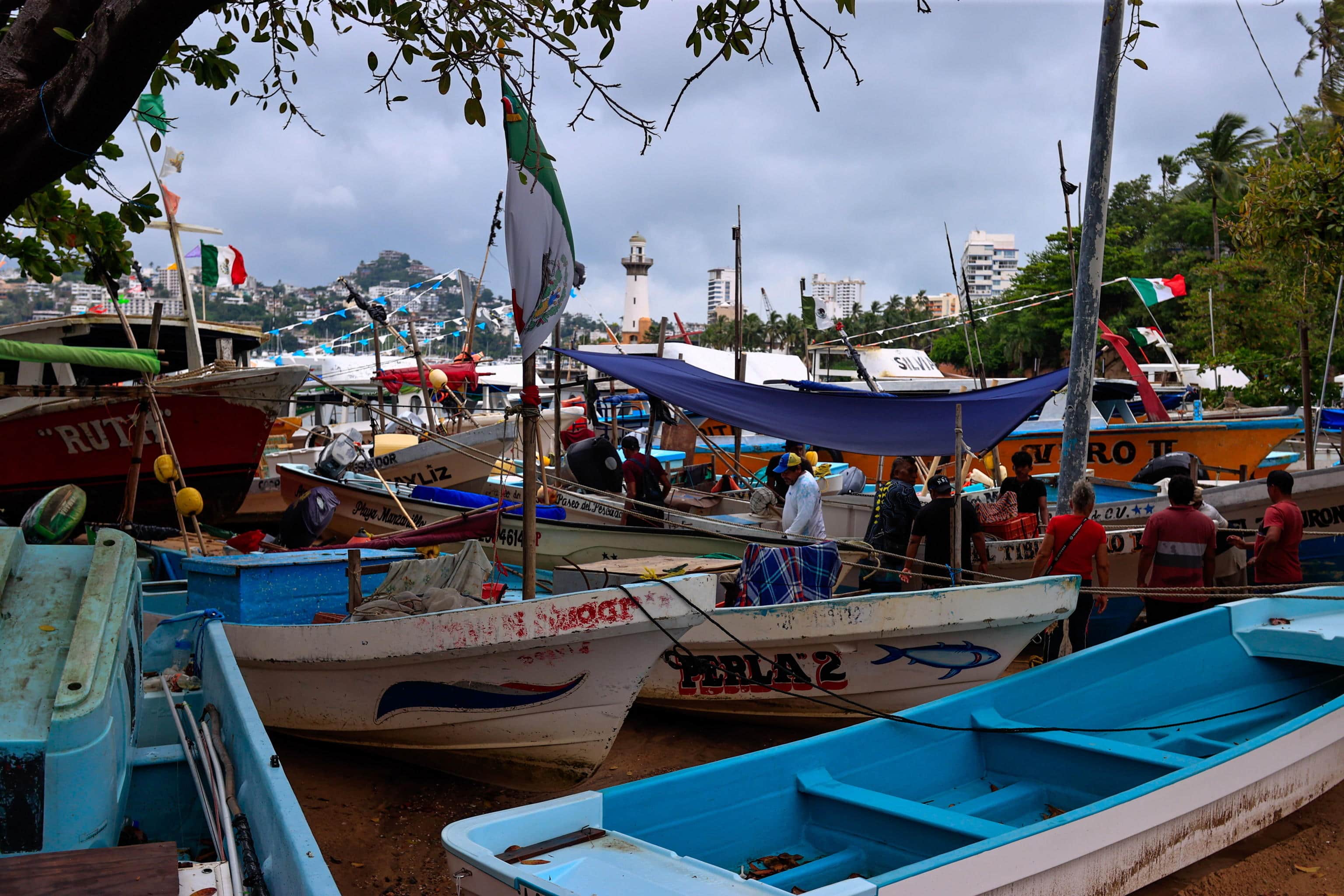 La gente si prepara all'avvicinarsi dell'uragano Trudy ad Acapulco